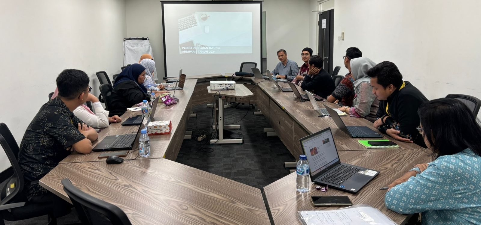 Rapat Pleno Penilaian Angka Kredit Arsiparis Rapat Pleno Penilaian Angka Kredit Arsiparis