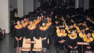 Para wisudawan FH bersiap menaiki panggung Balairung (1993) Para wisudawan FH bersiap menaiki panggung Balairung (1993)