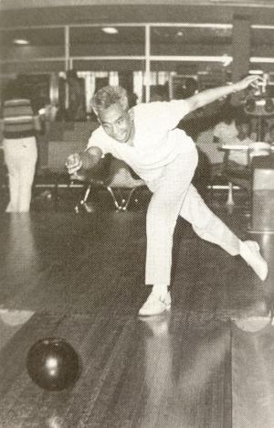 Soemantri ketika sedang bermain bowling | Foto: Buku Soemantri Brodjonegoro: Teguh di Jalan Lurus