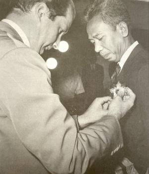 Pangeran Albert, adik Raja Belgia Leopold II, menyematkan Groote Kruise kepada Soemantri (1970)