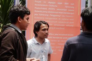 Kurator Arsip UI memandu pengunjung memahami koleksi di Pameran Arsip 2025. Kurator Arsip UI memandu pengunjung memahami koleksi di Pameran Arsip 2025.