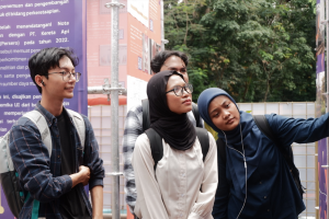 Pengunjung menyusuri instalasi arsip di selasar Stasiun UI. Pengunjung menyusuri instalasi arsip di selasar Stasiun UI.
