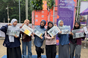 Pengunjung menerima suvenir usai berpartisipasi dalam permainan Ticket to Ride yang diselenggarakan di area pameran. Pengunjung menerima suvenir usai berpartisipasi dalam permainan Ticket to Ride yang diselenggarakan di area pameran.