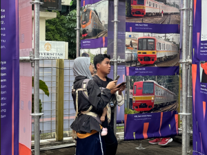 Pengunjung sedang mengikuti kuis sejarah perkeretaapian di Pameran Arsip UI 2025. Pengunjung sedang mengikuti kuis sejarah perkeretaapian di Pameran Arsip UI 2025.