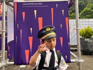 Vlogger @maciniscilik hadir mengenakan kostum masinis saat Pameran Arsip UI 2025. Vlogger @maciniscilik hadir mengenakan kostum masinis saat Pameran Arsip UI 2025.