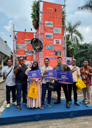 Para pemenang Kompetisi Vlog Pameran Arsip UI 2025 bersama panitia dan pendukung acara, ILUNI FIB UI dan GreenFOG. Para pemenang Kompetisi Vlog Pameran Arsip UI 2025 bersama panitia dan pendukung acara, ILUNI FIB UI dan GreenFOG.