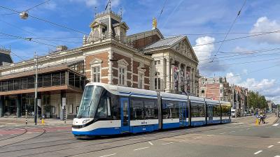 Kereta Trem di Belanda Oleh Rob Dammers - Amsterdam Concertgebouw GVB 3048 lijn 5 Jordaan, CC BY 2.0, https://commons.wikimedia.org/w/index.php?curid=110118297 Oleh Rob Dammers - Amsterdam Concertgebouw GVB 3048 lijn 5 Jordaan, CC BY 2.0, https://commons.wikimedia.org/w/index.php?curid=110118297