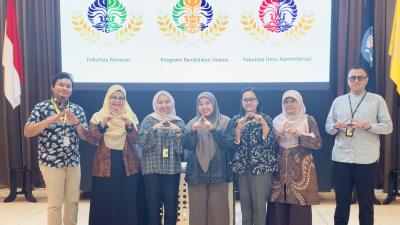 Foto Bersama Pemberian Apresiasi Foto Bersama Pemberian Apresiasi