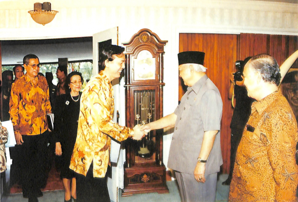 Delegasi UI dipimpin oleh Rektor UI, Prof. Dr. Asman Boedisantoso Ranakusuma ke Jl.Cendana 8 untuk menyampaikan berbagai aspirasi dan hasil rangkuman dari simposium