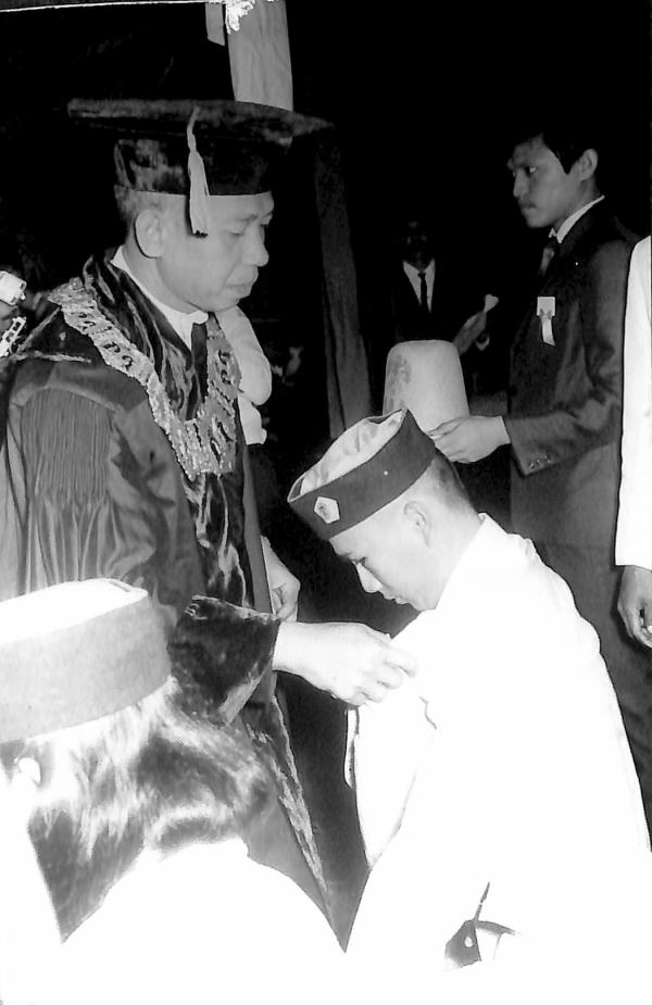 Prosesi Pemakaian Almamater oleh Rektor prosesirektor