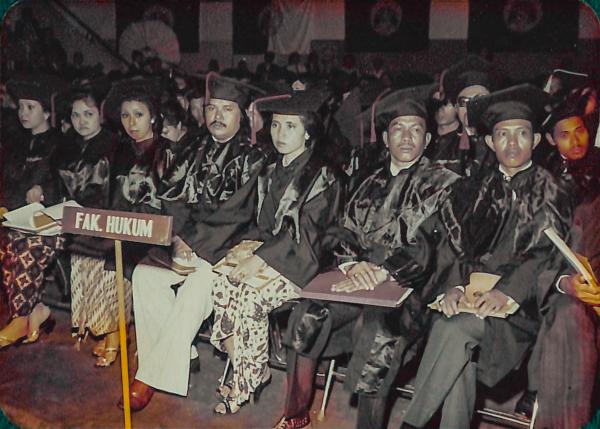 Wisudawan FH UI 1976 Wisudawan FH UI 1976