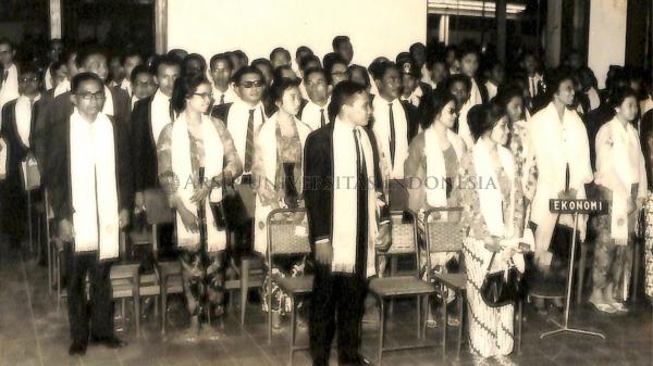 Wisudawan UI saat upacara wisuda di Aula Kampus UI Salemba (1968) Wisudawan UI saat upacara wisuda di Aula Kampus UI Salemba (1968)