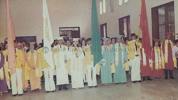 Wisudawan pada Dies Natalis UI ke-24 (1974) Wisudawan pada Dies Natalis UI ke-24 (1974)