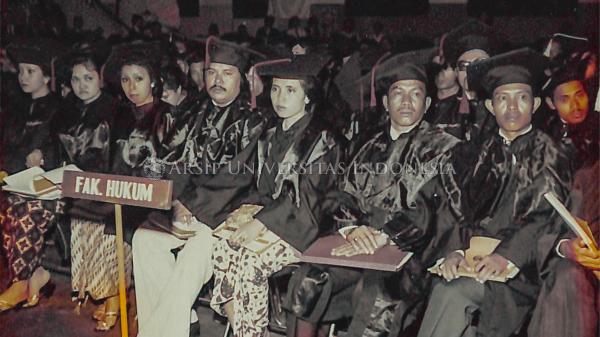 Para wisudawan dari Fakultas Hukum pada Dies Natalis UI ke XXVI di Istora Senayan (1976) Para wisudawan dari Fakultas Hukum pada Dies Natalis UI ke XXVI di Istora Senayan (1976)
