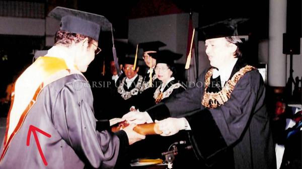 Pemberian tabung wisuda oleh Rektor UI, Prof. Asman Boedi Santoso Ranakusuma kepada wisudawan (1999) Pemberian tabung wisuda oleh Rektor UI, Prof. Asman Boedi Santoso Ranakusuma kepada wisudawan (1999)