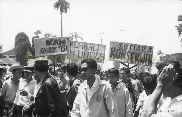 Demonstrasi Mahasiswa UI (1966) | Foto: Arsip Universitas Indonesia 