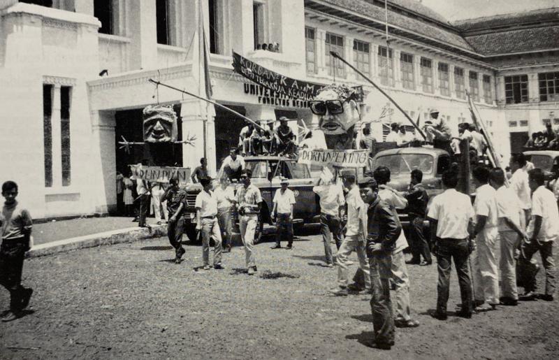 Suasana persiapan apel Tritura di halaman Fakultas Kedokteran UI, Salemba (1966) 