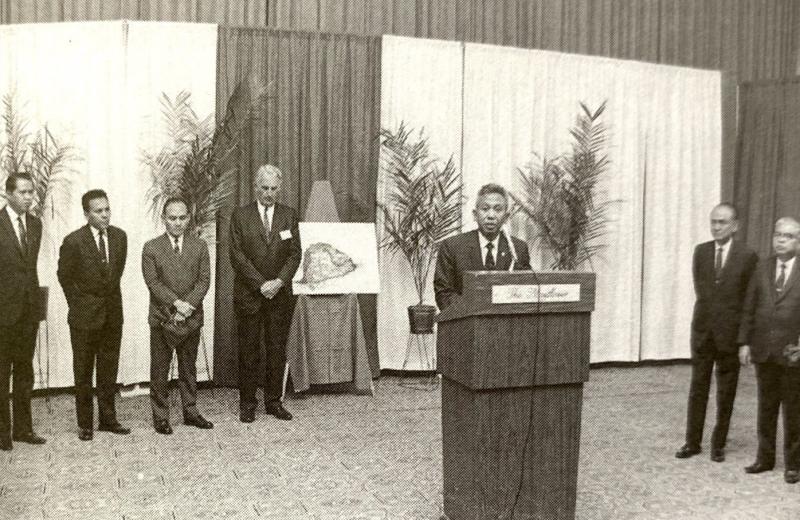  Soemantri sebagai Menteri Pertambangan dalam upacara dimulai beroperasinya PT. Freeport Indonesia Corporation (1972)