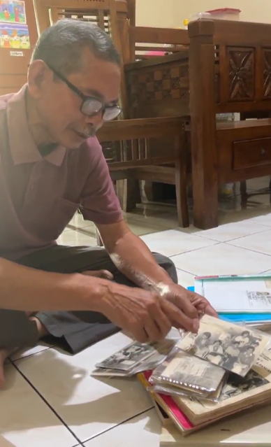 Bapak Hidayatul Manan saat mengenalkan sosok di dalam foto koleksinya tentang aktivitas di kantor Koran Salemba.Foto: Dok. Arsip UI