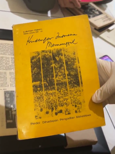 Buku mengenai Pledoi yang disampaikan Lukman Hakim, Ketua Umum Dewan Mahasiswa UI (1977-1978) di Pengadilan MahasiswaFoto: Dok. Arsip UI