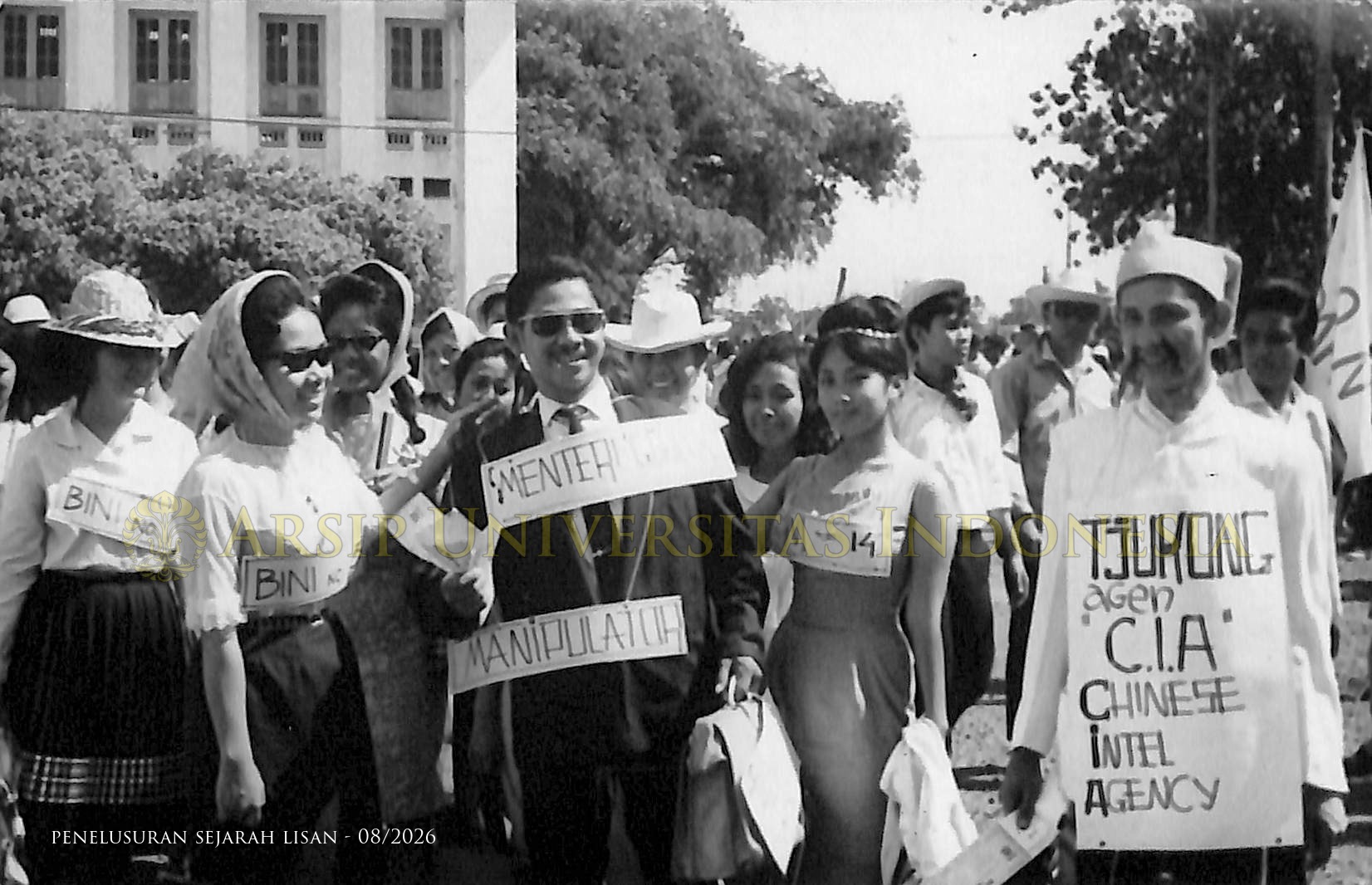 Demonstrasi mahasiswa UI 1966 dengan spanduk satir "Mental Koruptor" dan "Menteri Manipulator"