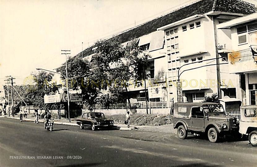 Keadaan jalanan dan gedung asrama mahasiswa Universitas Indonesia Wismarini
