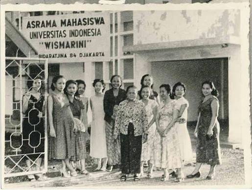 Para penghuni Asrama Wismarini berfoto di depan Gedung
